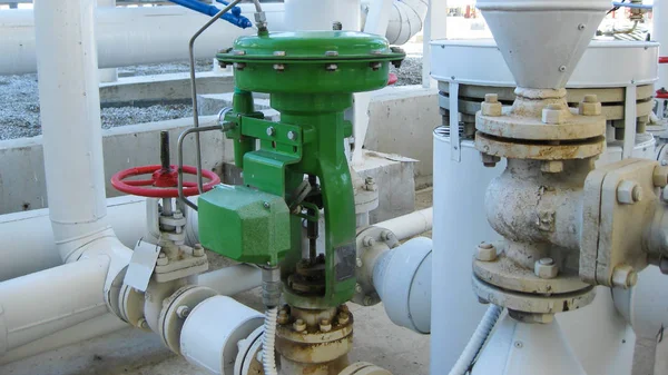 パイプライン上の緑の空気圧バルブ 石油プラントの設備 — ストック写真