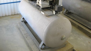 Hava kompresörü. Basınç havası yaratmak için ekipman. Birincil petrol rafinerisi ekipmanı.