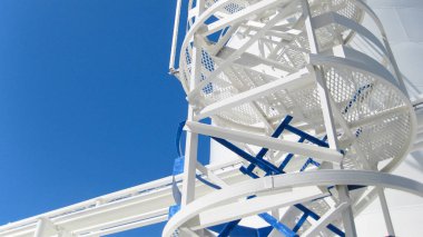 Tank ile su ve bir merdiven. Birincil Petrol arıtma için donatım.