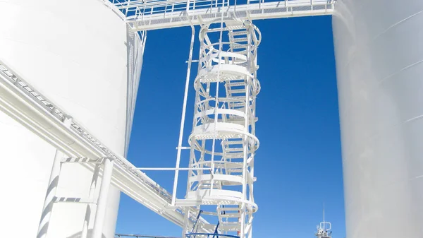 Tanque Com Água Uma Escada Equipamento Para Refinação Primária Petróleo — Fotografia de Stock
