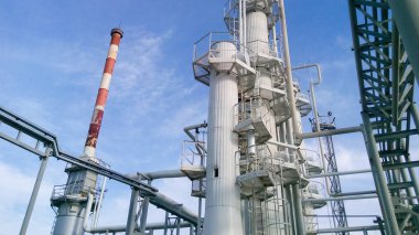 Damıtma sütunları ve Isıtma fırını. Petrol rafinerisi için donatım.