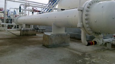 Bir arıtma tesisi içinde ısı eşanjörü. Petrol arıtma için donatım.