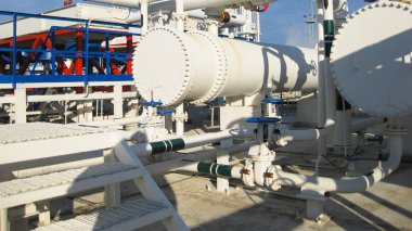 Isı değiştiriciler bir arıtma tesisi içinde. Petrol arıtma için donatım.