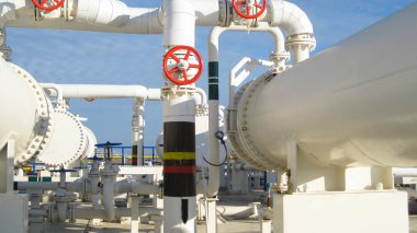 Isı değiştiriciler bir arıtma tesisi içinde. Petrol arıtma için donatım.