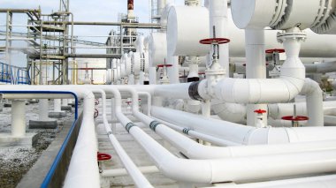 Isı değiştiriciler bir arıtma tesisi içinde. Petrol arıtma için donatım.