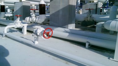 Isı değiştiriciler bir arıtma tesisi içinde. Petrol arıtma için donatım.