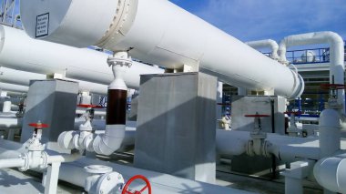 Isı değiştiriciler bir arıtma tesisi içinde. Petrol arıtma için donatım.