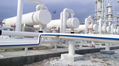 Isı değiştiriciler bir arıtma tesisi içinde. Petrol arıtma için donatım.