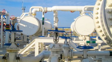 Isı değiştiriciler bir arıtma tesisi içinde. Petrol arıtma donatımı. Isıtmalı benzin hava soğutucu