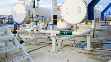 Isı değiştiriciler bir arıtma tesisi içinde. Petrol arıtma donatımı. Isıtmalı benzin hava soğutucu