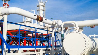 Isı değiştiriciler bir arıtma tesisi içinde. Petrol arıtma donatımı. Isıtmalı benzin hava soğutucu