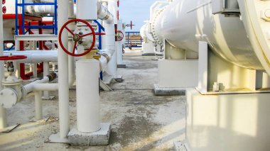 Isı değiştiriciler bir arıtma tesisi içinde. Petrol arıtma için donatım.