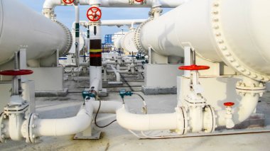 Isı değiştiriciler bir arıtma tesisi içinde. Petrol arıtma için donatım.