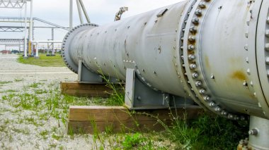 Yeni ısı değiştiriciler kurulum için hazır. Isı değiştiriciler bir arıtma tesisi içinde. Petrol arıtma için donatım.