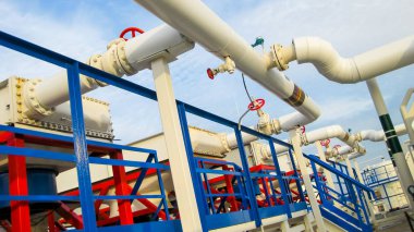 Kanallar üzerinden benzin Evaporatörler/Soğutucular. Petrol rafinerisi. Birincil Petrol arıtma için donatım.
