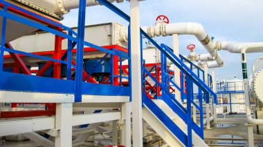 Kanallar üzerinden benzin Evaporatörler/Soğutucular. Petrol rafinerisi. Birincil Petrol arıtma için donatım.