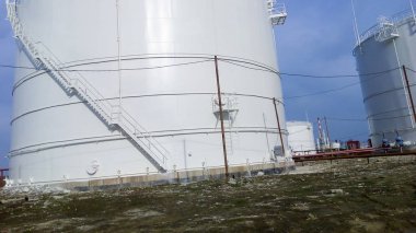 Petrol ürünleri depolama tankları. Ekipman rafineri.