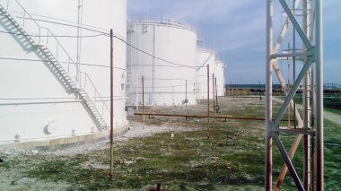 Petrol ürünleri depolama tankları. Ekipman rafineri.