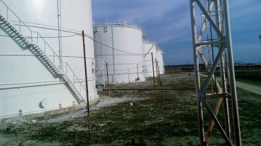 Petrol ürünleri depolama tankları. Ekipman rafineri.