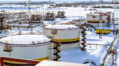 Rusya, Nefteyugansk - 24 Ocak 2016: Bir görünümü petrol sahasını ekipman. Petrol Tankları petrol şirketi Rosneft.