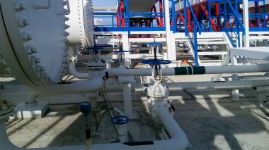 Petrol rafinerisi. Birincil Petrol arıtma için donatım.