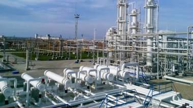 Petrol rafinerisi. Birincil Petrol arıtma için donatım.