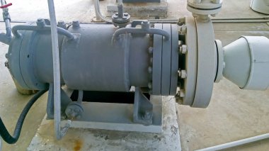 Petrol rafine sıcak ürünler pompalama için pompa. Ekipman rafineri.