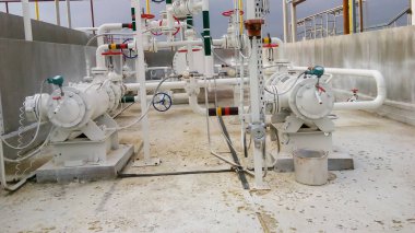 Petrol rafine sıcak ürünler pompalama için pompa. Ekipman rafineri.