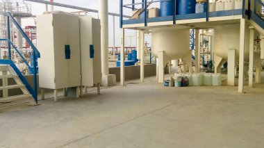 Araç kutusu ve kimyasal dökülen bir oyun alanı. Petrol rafinerisi için donatım.