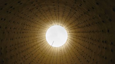 Meşale kapalı yazın, içinden bak. Bir meşale kapsayan bir asbestine.