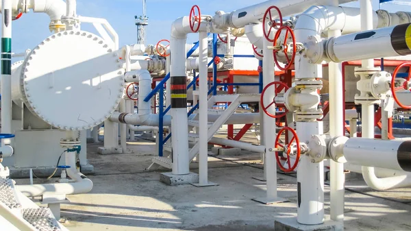 製油所における熱交換器 石油精製のための装置 — ストック写真
