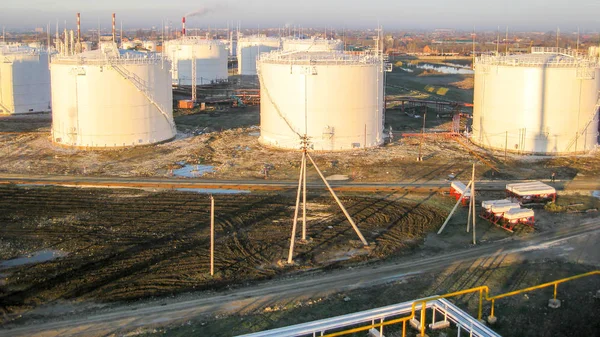 石油产品的储存罐 设备炼油厂 — 图库照片