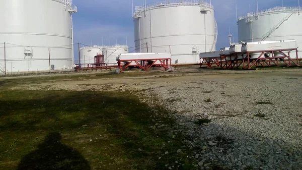 Zbiorniki Dla Produktów Naftowych Urządzenia Rafinerii — Zdjęcie stockowe