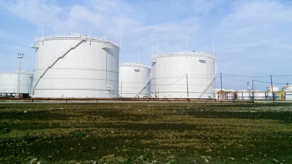 石油产品的储存罐 设备炼油厂 — 图库照片