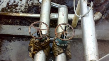 Atılım oluşumu su su kaynağını döşeme. Flanş bağlantı kapama valfi üzerinde kaçağı.
