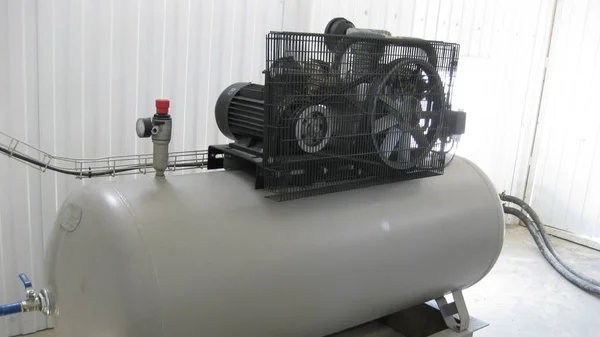 Compressor de ar. equipamento para criação de ar de pressão . — Fotografia de Stock