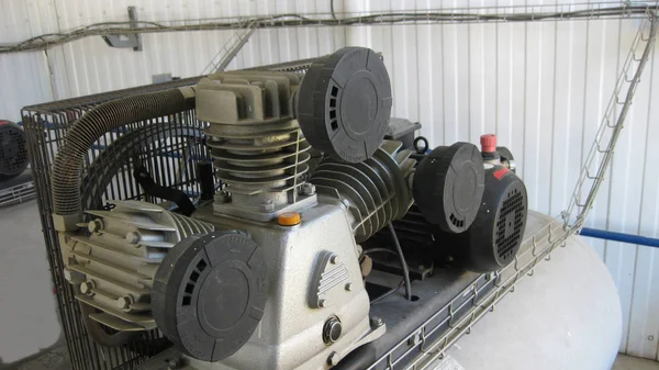 Luftkompressor. Ausrüstung zur Druckluftbildung. — Stockfoto