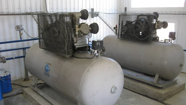Luftkompressor. utrustning för att skapa tryck luft. — Stockfoto