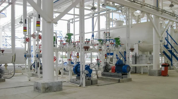 Pompes centrifuges qui pompent l'essence. Raffinerie de pompes . — Photo