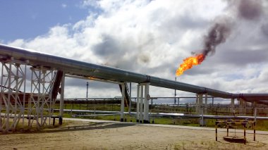 İlgili gazı alevlendirmek için işaret fişeği. Petrol tesisindeki basınç azaltma sisteminin son noktası..
