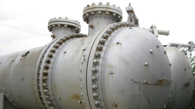 Petrol rafinerisinde ısı değiştiriciler.