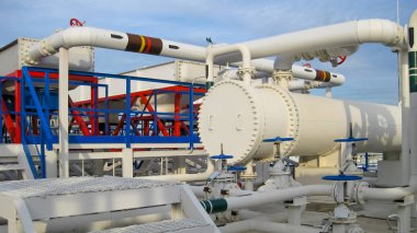 Isı değiştiriciler bir arıtma tesisi içinde. Isıtmalı benzin hava serin. E