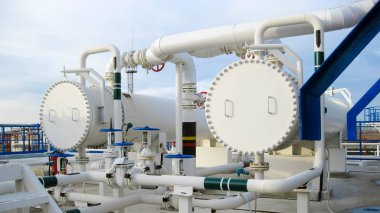 Isı değiştiriciler bir arıtma tesisi içinde. Isıtmalı benzin hava serin. E