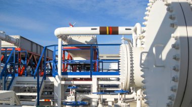 Isı değiştiriciler bir arıtma tesisi içinde. Isıtmalı benzin hava serin. E