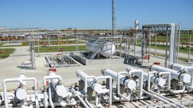 Isı değiştiriciler bir arıtma tesisi içinde. Petrol arıtma için donatım