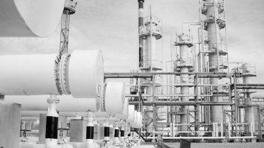 Isı değiştiriciler bir arıtma tesisi içinde. Petrol arıtma için donatım