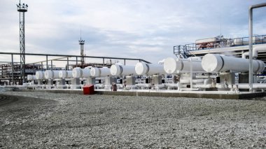 Isı değiştiriciler bir arıtma tesisi içinde. Petrol arıtma için donatım