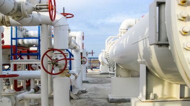 Isı değiştiriciler bir arıtma tesisi içinde. Petrol arıtma için donatım