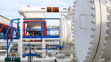 Isı değiştiriciler bir arıtma tesisi içinde. Petrol arıtma için donatım