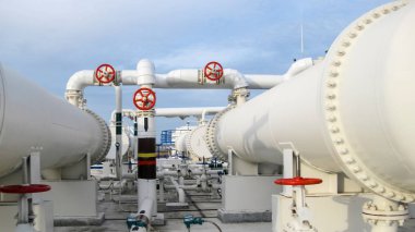 Isı değiştiriciler bir arıtma tesisi içinde. Petrol arıtma için donatım